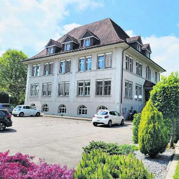 Nicht noch fünf Jahre warten - Das Gemeindehaus ist prägend für das Niederwiler Dorfbild. Weil es aber den heutigen Bedürfnissen nicht gerecht wird und eine Sanierung und ein Ausbau viel Geld kosten, möchte es der Gemeinderat durch einen Neubau ersetzen. Bild: Archiv