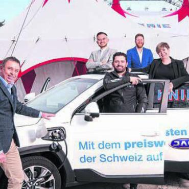 Mit dem National-Zirkus auf Tournee - Von Wohlen aus auf Tournee durch die ganze Schweiz (v. l.): Adrian Büchler (CEO Auto Kunz AG), Kevin Rimann (Produkt-Manager Auto Kunz), Maycol Errani (Technischer Direktor Circus Knie), Kevin Baumann (Produkt-Manager Auto Kunz), Pia Hurni (Marketingleiterin Auto Kunz), Randy Scheibli (Marketingleiter Circus Knie). Bild: pd