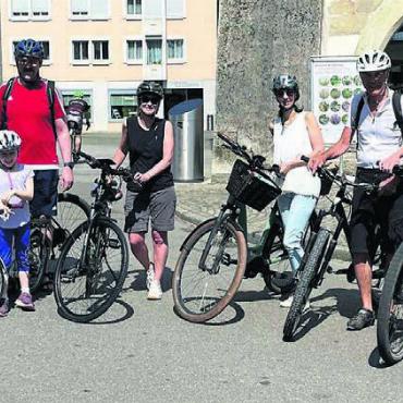 Gemeinsam zum Mittelpunkt - Die Bremgarter Truppe versammelte sich beim Obertorplatz. Bild: zg