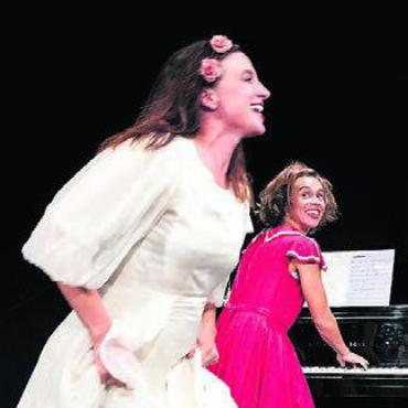 «Heldinnen» spielen auf - Das Duo «Luna-tic» sorgt am Samstagabend im Kellertheater für Unterhaltung.