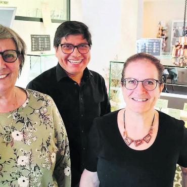Von Claudia an Claudia - Claudia Spiegel-Calderon (links) und ihr Mann Alberto übergeben das Limalimón an Claudia Onyeka (rechts). Bild: Marco Huwyler