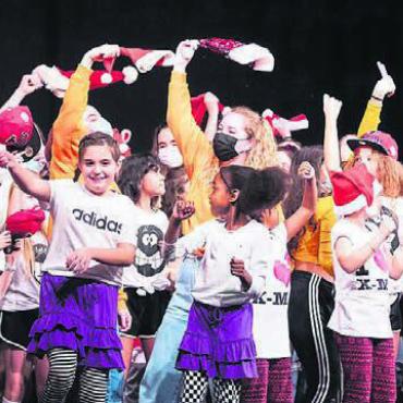 Tänzerische Frühjahrsstimmung - Mit Begeisterung für die Show: Tänzerinnen und Tänzer vom Tanzlade Wohlen. Bild: Dedwen Media