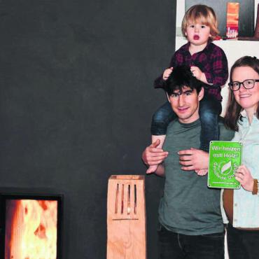 Auszeichnung ist Wertschätzung - Mit dem Holzenergiepreis ausgezeichnet: Stefan Staubli, Präsident Holzenergie Freiamt (links), und die Familie Jasmin und Fabio Caduff mit Sohn Curdin. Bild: Daniel Marti