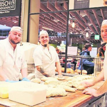 Der Zopf ist allzeit beliebt - Ramo Kahn, Marc Bircher und Markus Eichenberger (von links) formen die Brote für den nächsten Morgen. Bild: Monica Rast