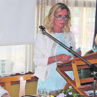 Unendlich viele geschenkte Stunden - Leitete die Generalversammlung des Gemeinnützigen Frauenvereins wie immer souverän: Präsidentin Christine Bächer (Mitte). Barbara Gsell (links) gab ihren Rücktritt aus dem Vorstand. Bild: dm