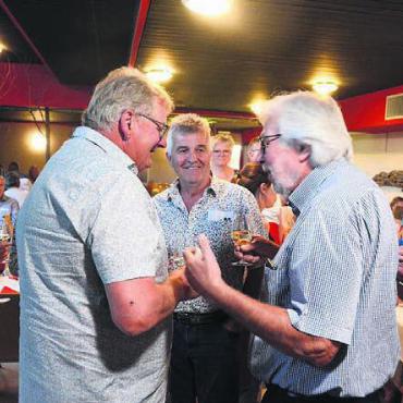 Bald schon Millionär - Anstossen mit dem neuen Jahrgang des eigenen Weines (von links): Bruno Hartmann, Ruedi Donat und Präsident Pitsch Isler. Bilder: Chregi Hansen