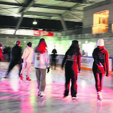 Kalte Temperaturen – heisse Beats - Schlittschuhlaufen unter farbigen Lichtern und mit super Sound: Eisdisco in der Eishalle. Bilder: mo