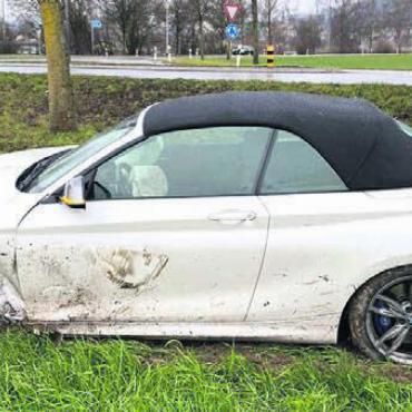 Am Steuer eingenickt - Nach dem Unfall landete der Wagen auf dem Feld. Bild: pz