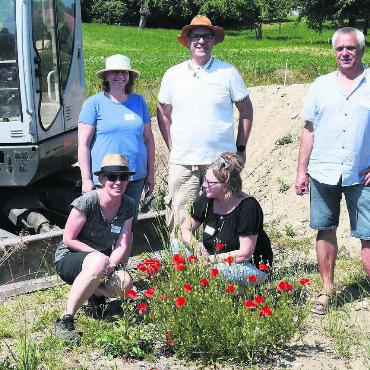 Viel Freude und idealer Standort - Der Vorstand setzt sich ein für den neuen Naturspielplatz, hinten (v.l.): Karin Baumann, Teofil Gadola und Markus Schmid. Vorne Barbara Bichsel (links) und Susi Nauer-Brand. Es fehlen Tatjana Fina, Röbi Wirz und Peter Wyss. Bilder: tre