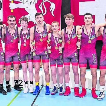 Nicht komplett zufrieden - Die zehn Freiämter, die an den Schweizer Greco-Meisterschaften eine Medaille geholt haben. Bild: zg