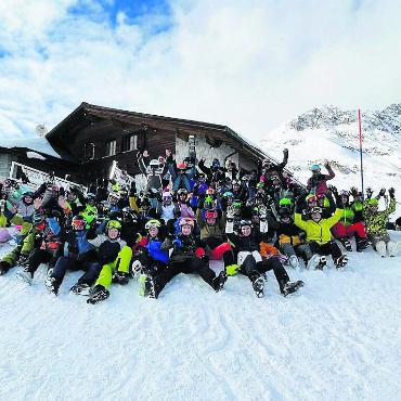 Ganz viel Abwechslung geboten - Antreten zum obligaten Gruppenbild: Die Stimmung in Sedrun ist bestens. Bilder: zg
