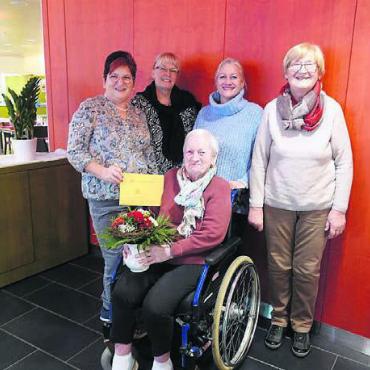 Ehrenmitglied geehrt - Vorne Jubilarin Romy Breitschmid, hinten v. l. Silvia Gygax, Turnbetrieb, Kassierin Daniela Wüest, Präsidentin Claudia Faoro und Christa Fust, Aktuarin. Bild: zg