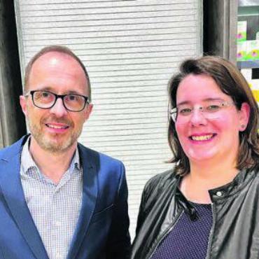 Infos aus erster Hand - Ortsparteipräsident Urs Schlatter mit Gemeindeammann und Aargauer Grossrätin Jeanine Glarner. Bild: zg