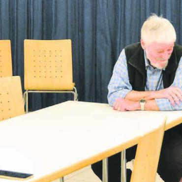 Gute Qualität erreichen - Gauner Roman Fischer (gespielt von Fabian Flück, links) versucht, auf dem Bauernhof unterzutauchen. Er begegnet da unter anderem dem Schwiegervater Lorenz Mosimann (gespielt von Willy Michel) und der verwöhnten und reichen Cathrine Morgenstern (gespielt von Chiara Fedrizzi). Bild: Roger Wetli