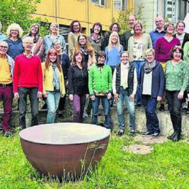 Unter neuer Leitung - Der Chor Quersang und sein musikalischer Leiter Felipe Cattapan (vordere Reihe, Zweiter von rechts). Bild: zg