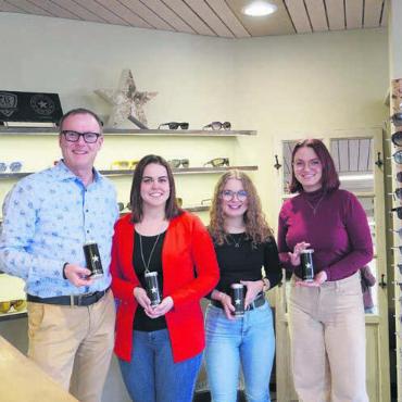 Sehstern Optik Mutschellen 25-jährig - Das aufgestellte «Sehstern»-Team (v. l.): Dani, Sarah, Muriel, Lisa. Nicole fehlt Bild: rts auf dem Bild, sie ist im Mutterschaftsurlaub.