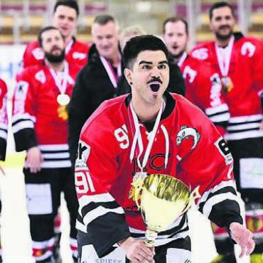 Grosse Meisterparty - Fi-Gö-Captain Vincenzo Di Federico jubelt den Fans entgegen. Bild: awa