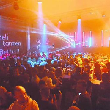 Für Jung und Alt ein grosses Fest - In der Turnhalle wird ausgelassen gefeiert. Bild: zg