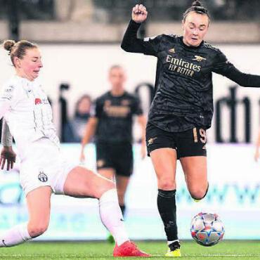 Klatsche zum Abschied - Julia Stierli (links) gegen Arsenals Caitlin Foord. Bild: Freshfocus