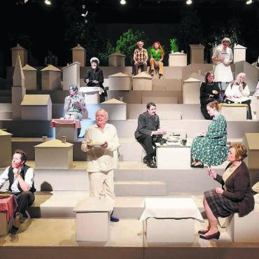 Glücksgefühle pur - Während das ganze Dorf beim Essen sitzt, hängt der alte Lehrer Pfui (Hans Jörg Gygli, stehend Mitte) seinen Mordgedanken an seiner Frau nach. Bilder: Felix Wey