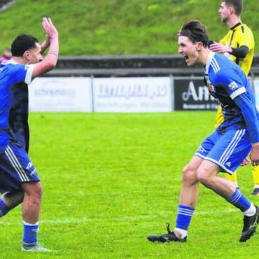 Die Serie hält an - Kevin Quintas (links) erobert den Ball, Javi Gabathuler versenkt ihn im gegnerischen Tor zum 3:1 für Wohlen. Bild: Josip Lasic