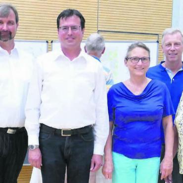 Ein weiterer Schritt ist getan - Nun kann die konkrete Planung angegangen werden: Marco Widmer (Gemeindeschreiber), der Gemeinderat mit Roland Geier, Alain Maître (Ammann), Barbara Weber, Christian Canis und Vivienne Graf (von links) und Architekt Kuno Schumacher. Bild: tre