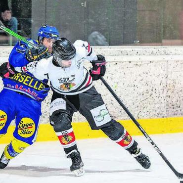 Niederlage gegen die «Unbesiegbaren» - Joel Nietlisbach (rechts) und der HC Fischbach-Göslikon bekamen die Offensivstärke des SC Ursellen zu spüren. Bild: zg