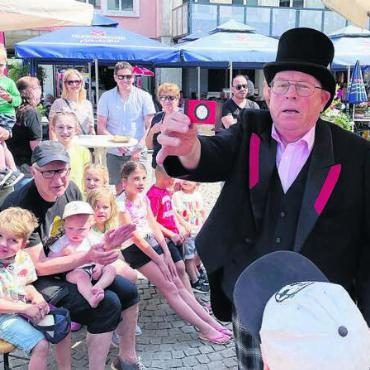 Im Auftrag der Schönheit - Zauberer und Ballonkünstler Buccini zeigt seinen Flohzirkus. Er sorgte für beste Stimmung und viele Lacher bei den Besuchern des Jubiläumsfestes. Bilder: Stefan Sprenger