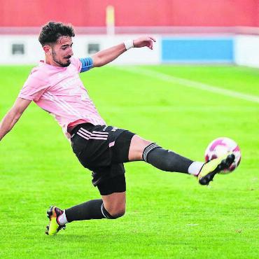 Endspiel um den Klassenerhalt - Miguel Ferreira im Duell gegen den FC Rotkreuz. Egal ob Klassenerhalt oder Abstieg, er spielt auch in der kommenden Saison für den FC Muri. Bild: Archiv/jl