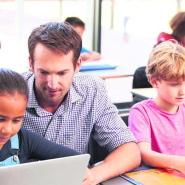 Es mangelt an Lehrpersonen - Lehrer gesucht: Trotz der vielen Bemühungen bleibt die Situation an den Schulen angespannt. Bild: istockphoto