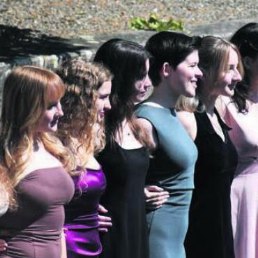 Glückliches Kapitel geschrieben - Hübsch gemacht für den grossen Moment: Die jungen Frauen sind bereit für das Maturfeier-Klassenfoto. Bild: dm