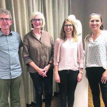 Viel Hoffnung und ein Bett - Gestalteten einen interessanten Infoabend (v. l.): Hans-Peter Stierli (Diakon), Bea Geissmann (Anlass-Organisatorin), Deborah Schenker (Geschäftsleiterin Hope), Estera Hasler (Leiterin soziale Arbeit Hope). Bild: Britta Müller