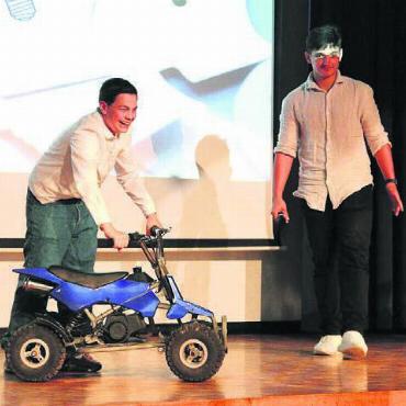 Tolle Projekte, die zu neuem Wissen führen - Antonia Pompa (links) und Gabriel Ponticelli präsentieren stolz ihr restauriertes Pocket Bike. Bild: mo