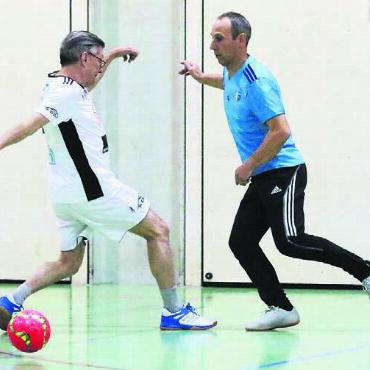 Mit fast 80 nochmals in die Hosen - Schibi Roth (rechts) und Bruno Grob im Duell am Hallenturnier 2020.
