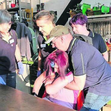 Herausforderungen gemeistert - Nach einem Stromschlag ist eine Mitarbeiterin bewusstlos und muss als Erstes aus der Gefahrenzone gebracht werden. Bild: zg