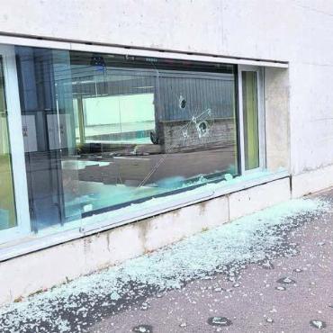 Videokameras gefordert - Besonders das Schulzentrum Bünzmatt war von den Vandalenakten betroffen. Jetzt verlangt die Mitte Massnahmen. Bild: Archiv