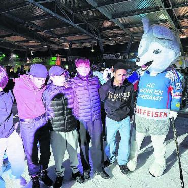 Beste Werbung für Verein - Party machen mit Vereinsmaskottchen «Wulfie» konnte man am Freitag und Samstag in der Eisdisco.