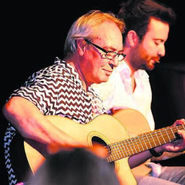 Ganz breites Spektrum - Toni Donadio tritt zusammen mit seinem Sohn Moreno in Niederwil auf und demonstriert die ganze Vielseitigkeit der Gitarrenmusik. Bild: zg