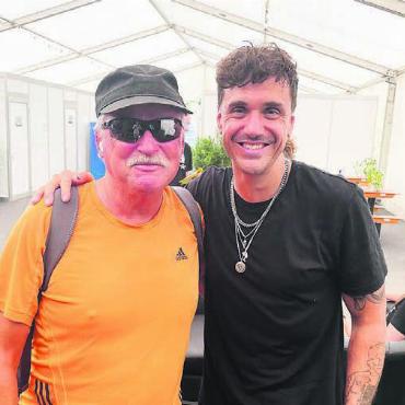 Im Rampenlicht und Hintergrund - Ein spontanes Treffen im Backstagebereich: Der frühere Open-Air-Macher Stephan Gürber und Soulstar Seven.