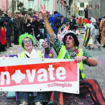 Städtchen im Konfettirausch - Die Fasnachtsclique «Höllengilde» aus Unterlunkofen nimmt die Klimaaktivisten, die sich auf der Strasse festkleben, auf die Schippe. Bild: sab