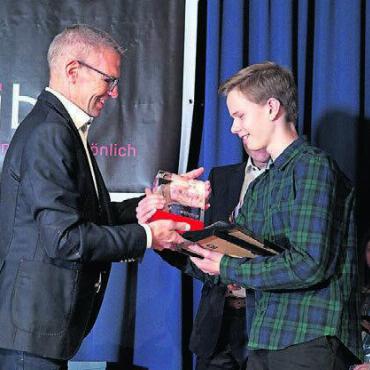 Der Sieger überzeugte gleich doppelt - Übergabe Prix ibw: Buki Kreyenbühl, Präsident Kiwanis Club Lindenberg, an Damian Spillmann, Gewinner Prix ibw.