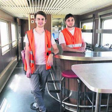 Gipfeli-Express wird fit gemacht - Die Verantwortlichen: Manuel Sollberger (Aktuar) und Yannic Barbato, beide sind im Vereinsvorstand. Bilder: Britta Müller