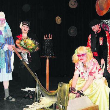 Traditionelle Eröffnung der Fasnacht - Ein Bild aus den Anfangszeiten des Strauschnitts: Urs Kuhn, Einwohnerratspräsident aus dem Jahr 2002, eröffnet die Fasnacht 2003. Beobachtet von Angi Simoniello und Wife Geissmann, die heuer den Strauschnitt vornehmen werden. Bild: Archiv