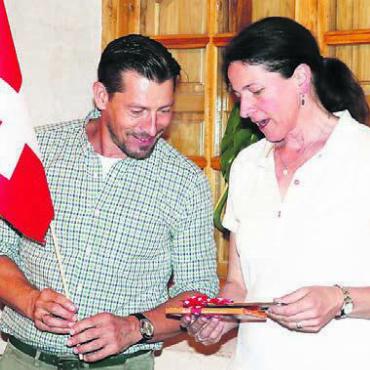 Duero und sein spezieller Charakter - Die önologische Reiseleiterin Lidwina Weh dankt Eduardo Ruiz vom Weingut Arzuaga.