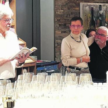 Gin ist Lyrik und Magie - Im spannendsten Moment hörte Andreas Weber mit der Lesung auf. Bilder: Monica Rast