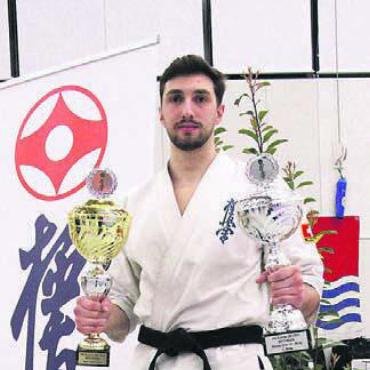 Drei Titel für Wohlen - Schweizer Meister im Mittelgewicht Senpai Raoul Keusch mit zusätzlichem Spezialpokal «Beste Technik». Bild: zg