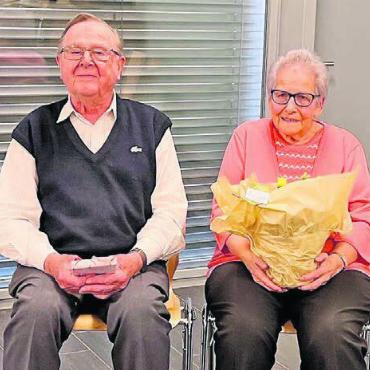 990 Jahre wollen gefeiert sein - Gleicher Nachname, aber nicht verheiratet: Max und Emma Baur, die beiden «Tagungsältesten».