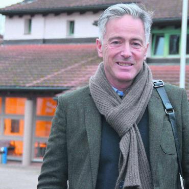 «Ultimative Harmonie ist Illusion» - Gino Fiorentin auf dem Dorfplatz des Murimoos. Sich für die Institution einzusetzen, das gefällt ihm. Bild: Annemarie Keusch