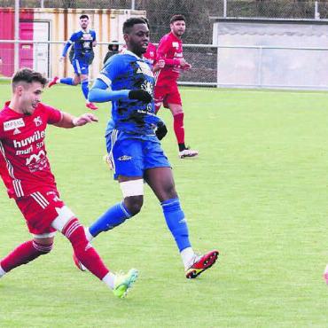 Mission Rückrunde beginnt - Muris Rückkehrer Laze Stojkovski (links) ist vor Nathan Kisisa, einem der Wohlen-Franzosen, am Ball.