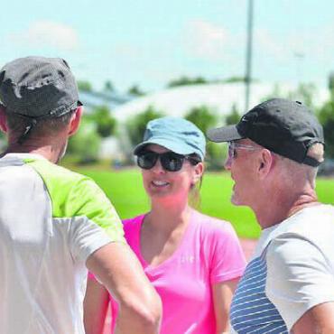 Leichtathletik der anderen Art - Letzter Grosseinsatz: Tomi Lüscher und Othmar Meyer (mit Sportlehrerin Tanja Troxler).